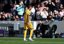 BRENTFORD, ENGLAND - APRIL 19: Joao Pedro of Brighton & Hove Albion leaves the pitch after being shown a red card during the Premier League match between Brentford FC and Brighton & Hove Albion FC at Gtech Community Stadium on April 19, 2025 in Brentford, England. (Photo by Ryan Pierse/Getty Images)